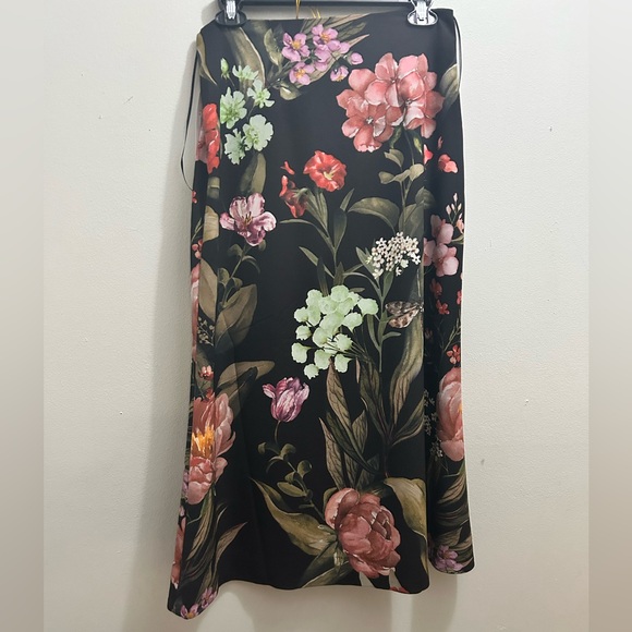 Chic Floral A-Line Skirt in Black and Pink - Picture 3 of 6